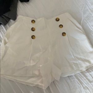 Short woven white shorts